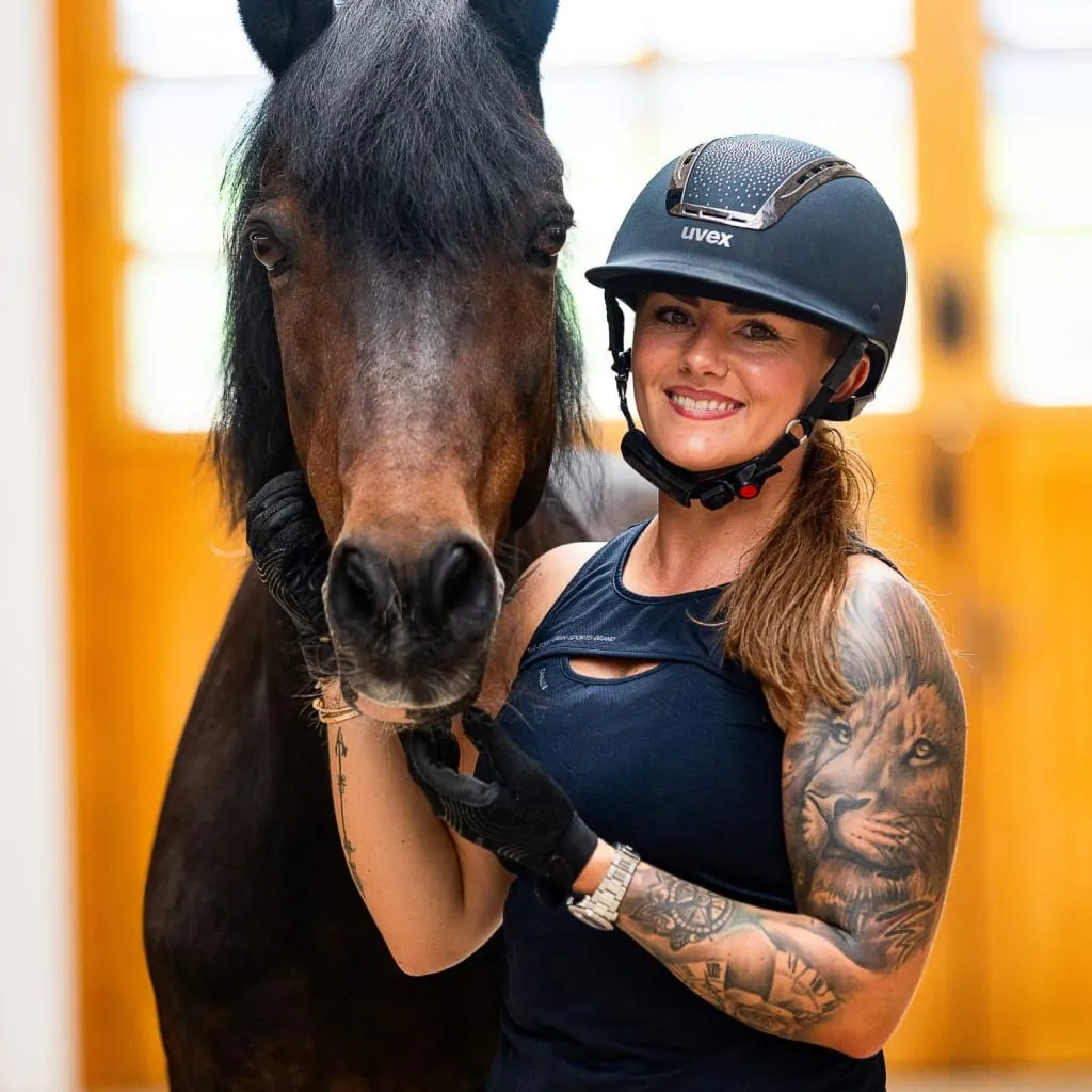 Elite-Reitsportlerin Diana Porsche auf einem Pferd