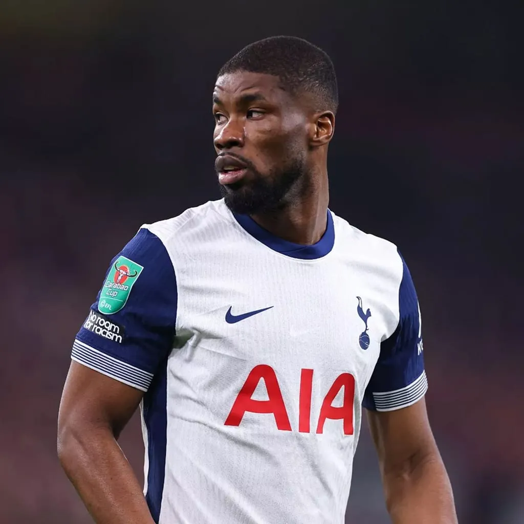 Kevin Danso im Fußballtrikot von Tottenham Hotspur