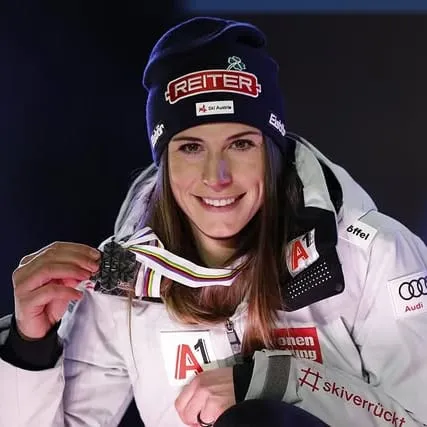 Skirennläuferin Mirjam Puchner mit einer Medaille