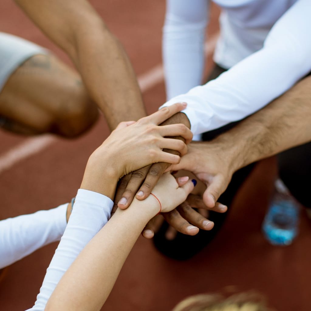 Trenér mluví se sportovci během týmového tréninku